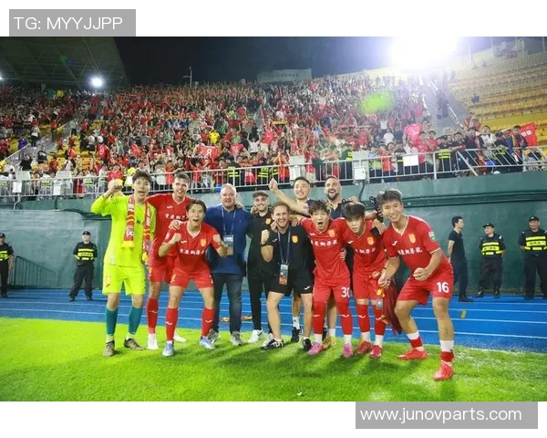 足球球星刻痕：探索他们在历史长河中的独特足迹与传奇故事