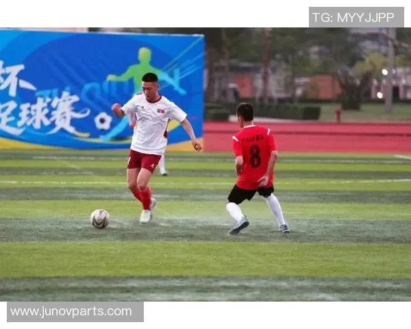 身披长袖战袍的球星在绿茵场上奋力拼搏展现激情瞬间