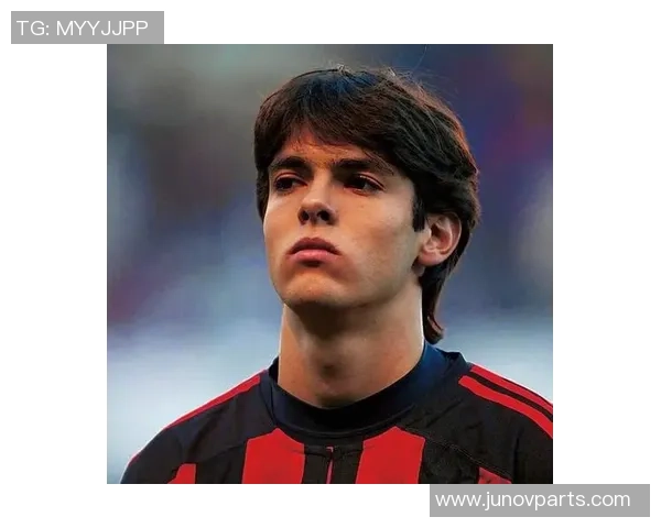 黑白色调足球女星头像精美设计展现运动与女性力量的完美融合